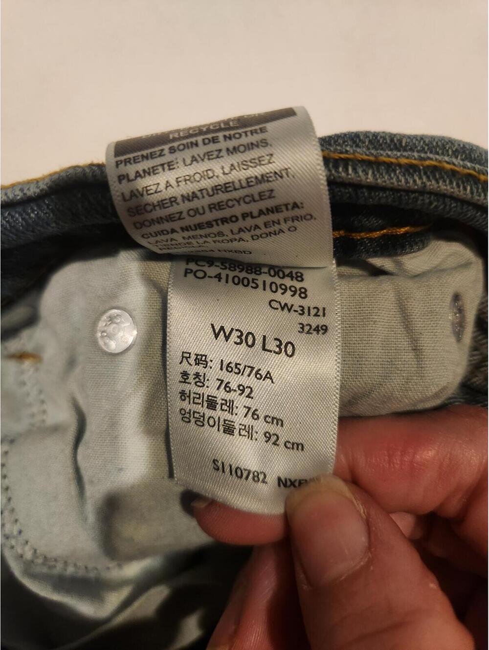 Levi Strauss Signature Medium Wash. Size 30 28 actual inseam Excellent condition - Picture 4 of 6